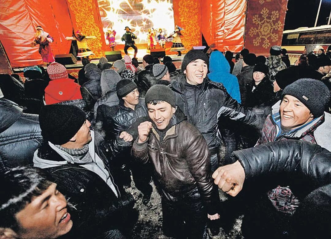 Толпа казахов. Таджики и узбеки в москве. Узбеки в москве. Бунед тухтаев. Азиаты в москве.