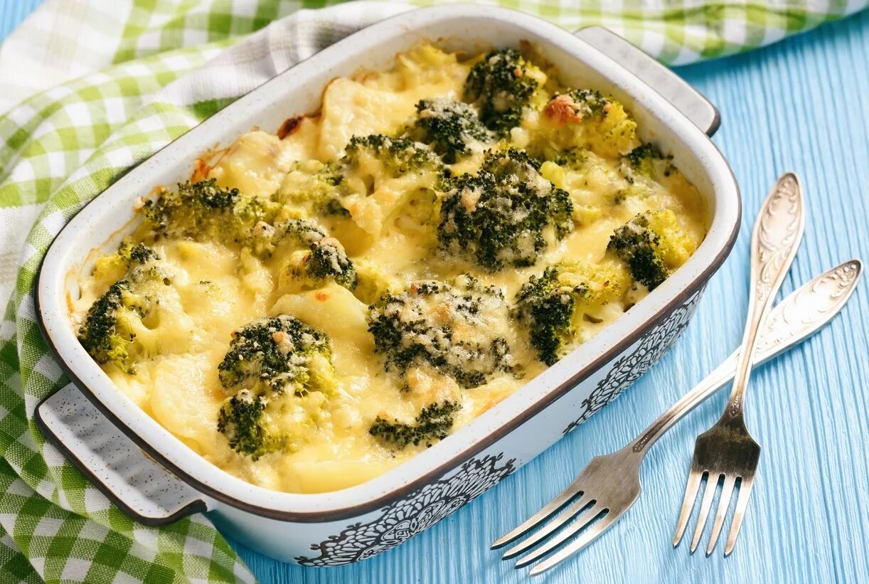 Картофель с овощами в духовке. Картофель с брокколи в духовке. Запеканка с брокколи и курицей и картошкой. Форель с брокколи. Брокколи с картошкой в духовке запеченные.