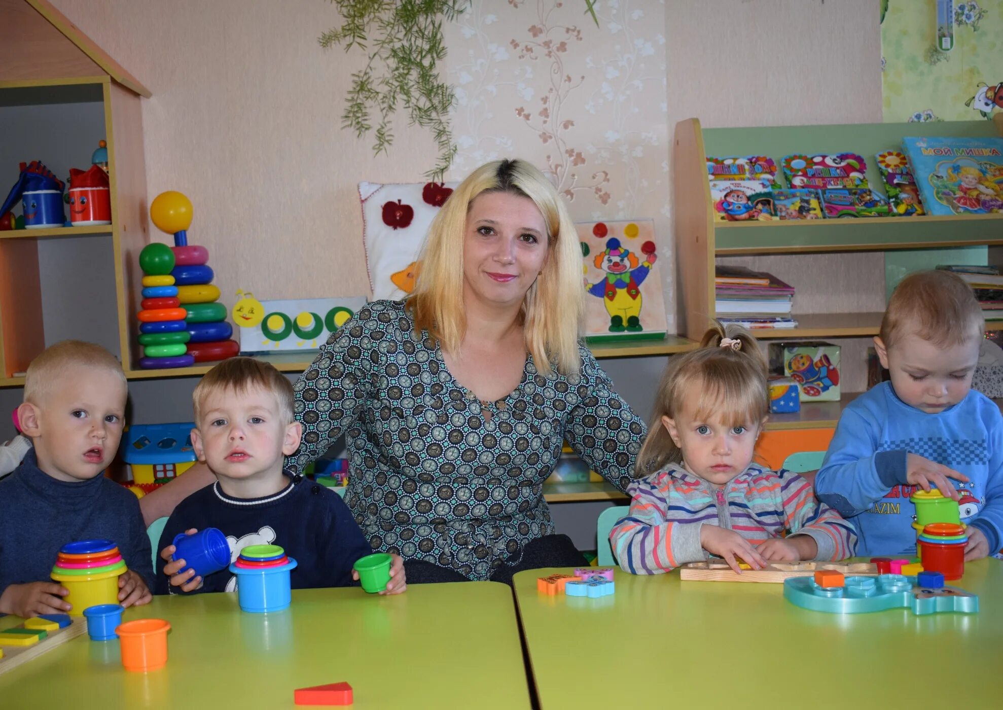 Работа воспитателя видео. Работа воспитателя видео. Злая воспитательница в детском саду. Работа воспитателя видео. Детский садик.