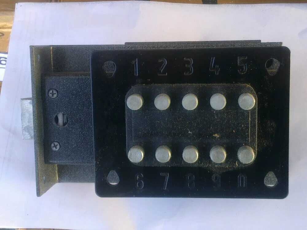 Замки цифровые кодовые механические. Ram 1500 кодовый замок на двери. Кнопочный кодовый замок на дверь механический инструкция. Дверь с кодовым замком меттэм. Замок кодовый механический меттэм зкп-2.