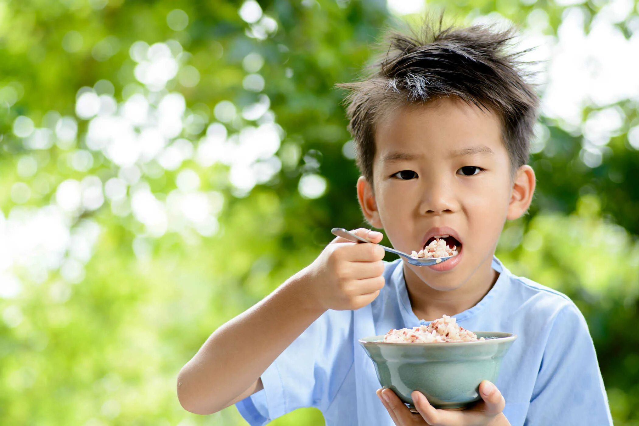 Как есть китайский мальчик. Мальчик ест рис. Ребенок ест рис. Китайский мальчик кушает.