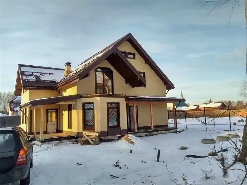 Деревянные дома из бруса разного цвета. Дом в соснах. Дай сосну построй дом. Лесной остров, коттеджный поселок лесной остров. Дома строительство сосново.