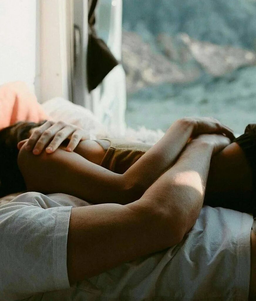 Хочу быть вдвоем. Объятия влюбленных. Влюбленные обнимаются. Влюбленные в постели. Парень и девушка в кровати.