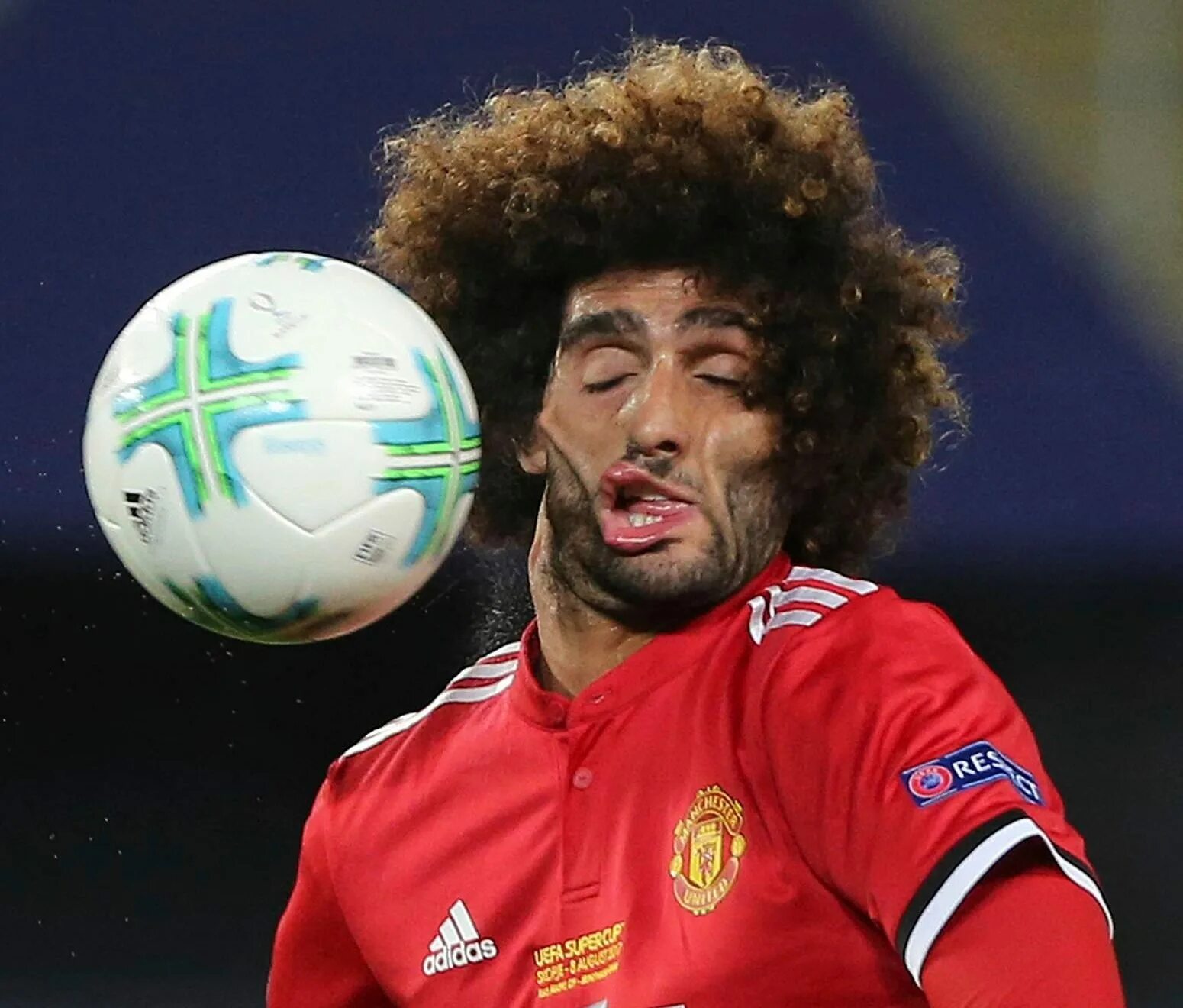 Marouane Fellaini. Кудрявый футболист. Мяч в лицо. Мяч в голову.