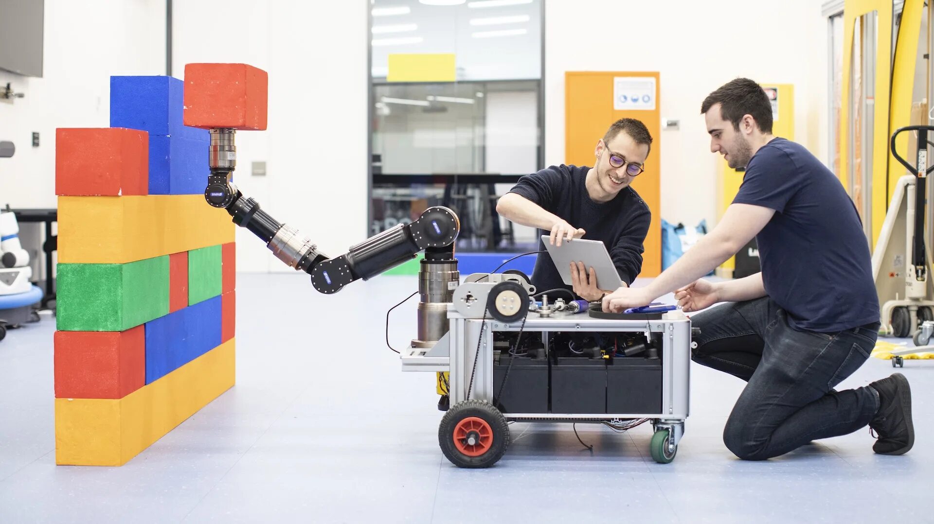 Robotics lab. Лаборатория робототехники. robotics lab future technology company. intech robotics toshkent. aloqa tech lab.