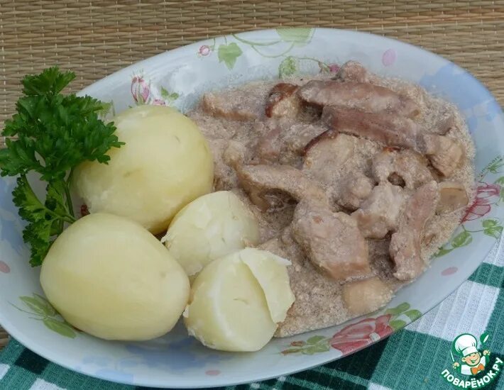 Свинина в сливочном соусе с картошкой. Мясо с грибами в духовк. Картошка с мясом в духовке. Блюда с шампиньонами. Свинина с картошкой сливка.