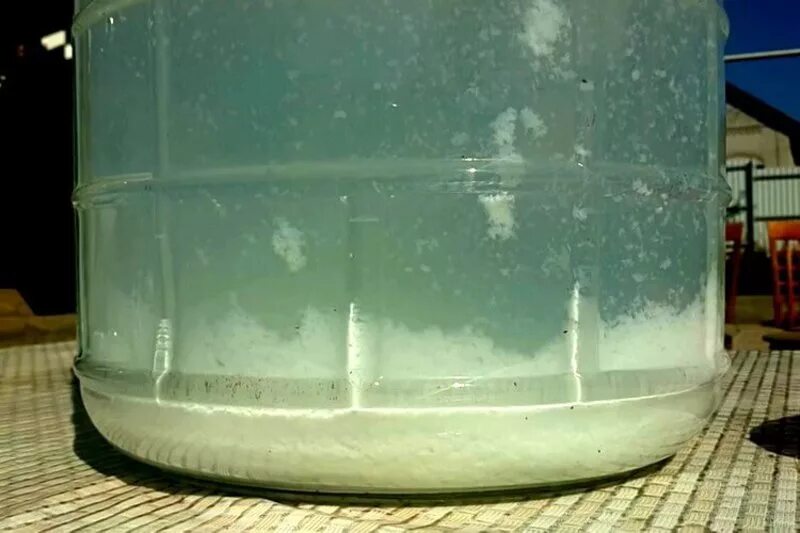 очистка молоком после первой. очистка молоком после первой. белая брага. самогон фильтрация молоком. выпадение осадка.