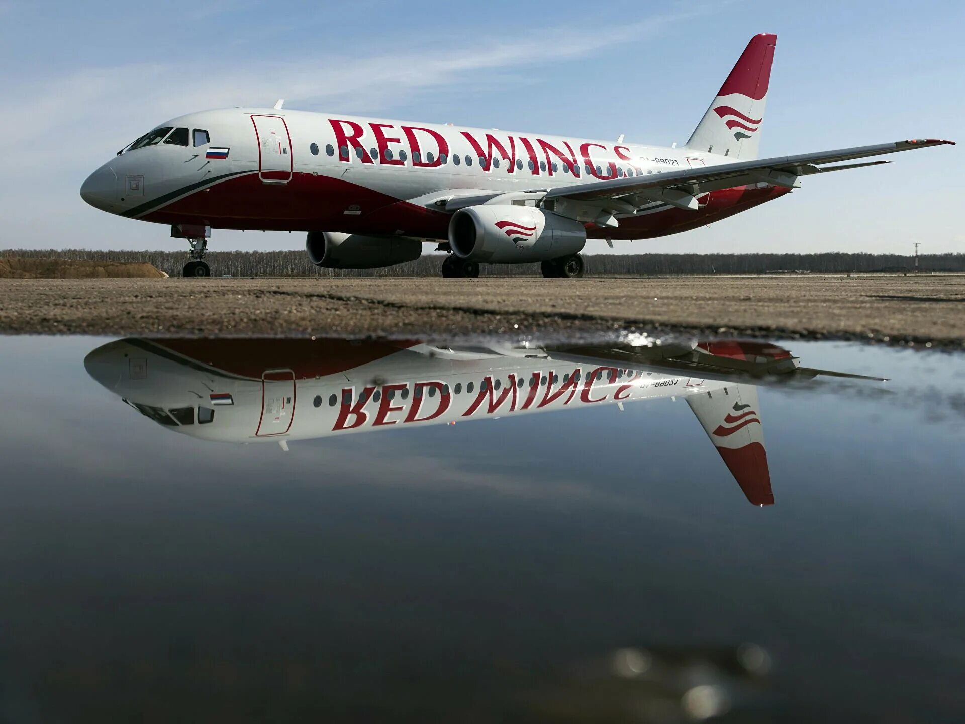 Ред вингс самолеты. Сухой суперджет red wings. Ту-214 пассажирский ред вингс. Ту-204 ред вингс. Ред вингс самолет зимой.