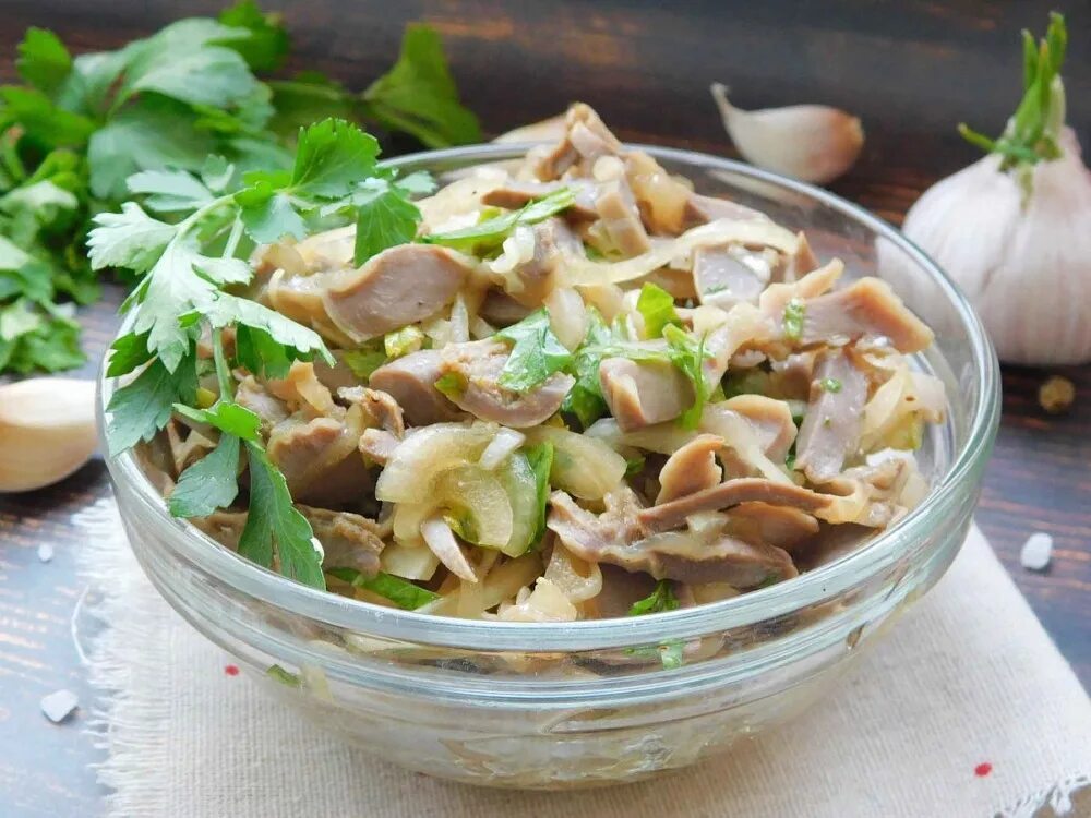 Желудки с маринованным луком салат. Салат с желудочками. салат из куриных желудочков. салат с пупками куриными. салат из куриных пупочков.