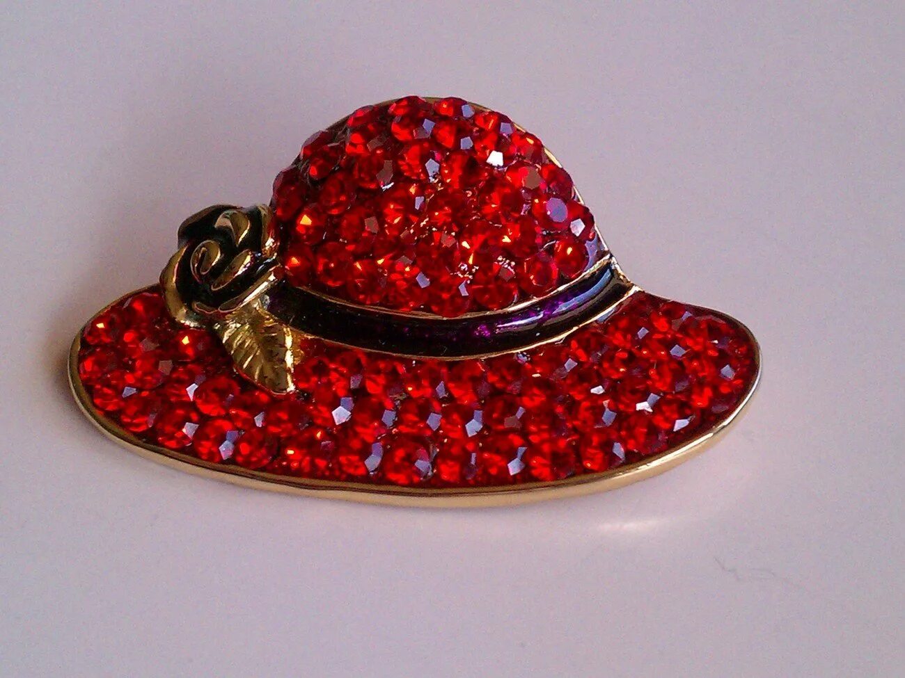 Брошь из бисера шляпа. Шляпка из бисера. Брошь винтажная шляпка. Шляпка из бисера. Брошь на шляпе.