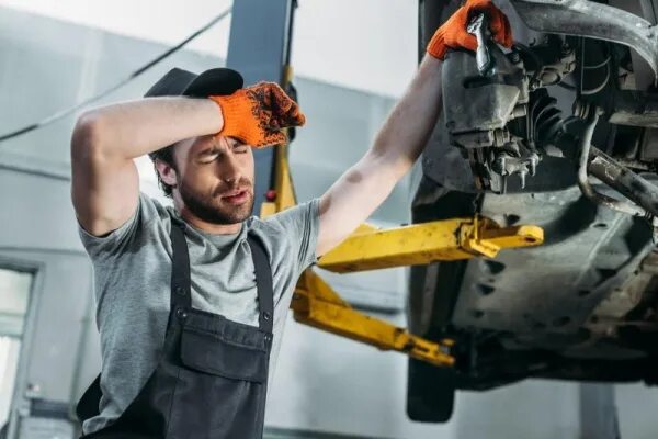Автослесарь мощно засадил бестолковой клиентке на капоте машины 