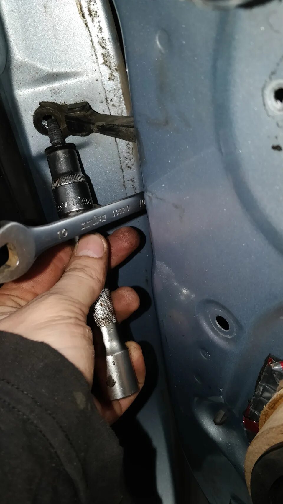 Ремонт двери соляриса. Болт ограничитель поворота соболь. провисла дверь солярис 2017. ремонт ограничителей дверей солярис. замена ограничителей дверей солярис.