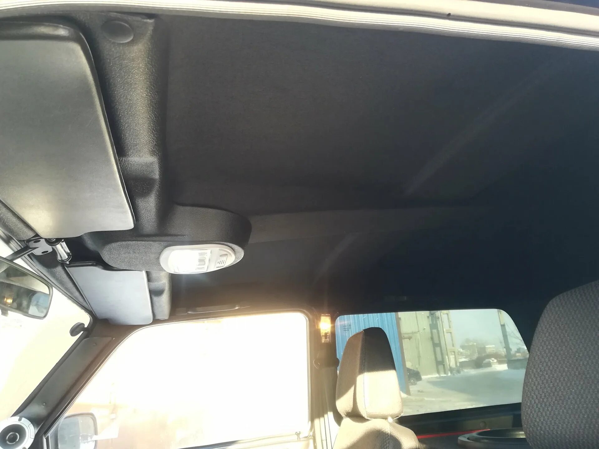 Черный потолок на ниву 21214. Обивка потолка 21214 урбан. Консоль жесткого потолка нива. Потолок 21214. Панель крыши нива 21213.