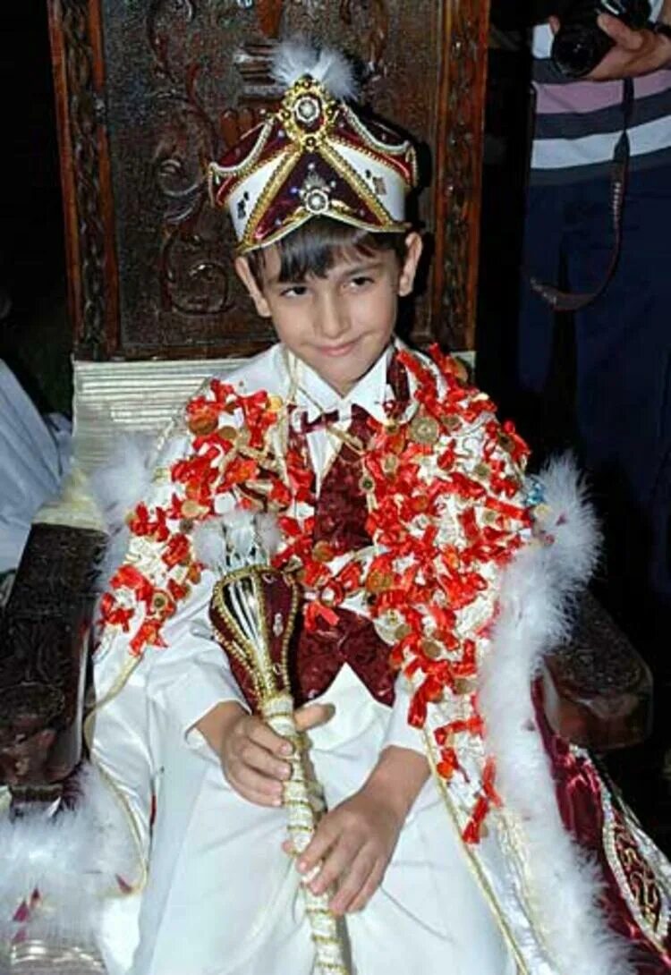 Байгозин сундет. Азербайджанская маленькая свадьба обрезание. Свадьба обрезания. Обряд обрезания в турции. Сундет той.