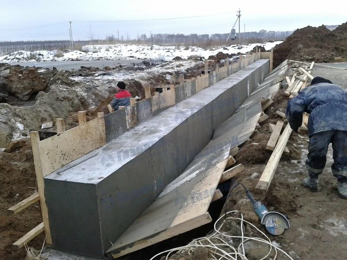 Когда можно снимать опалубку с фундамента. Демонтаж опалубки. опалубка для бетона. демонтаж опалубки фундамента. бетон для фундамента.