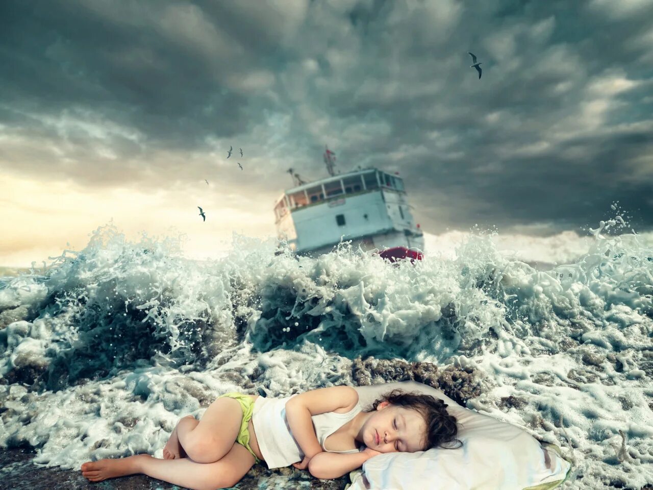 Прибой для сна. Девочки корабли. Сон на пляже. Фотосессия на корабле. Девушка на корабле.