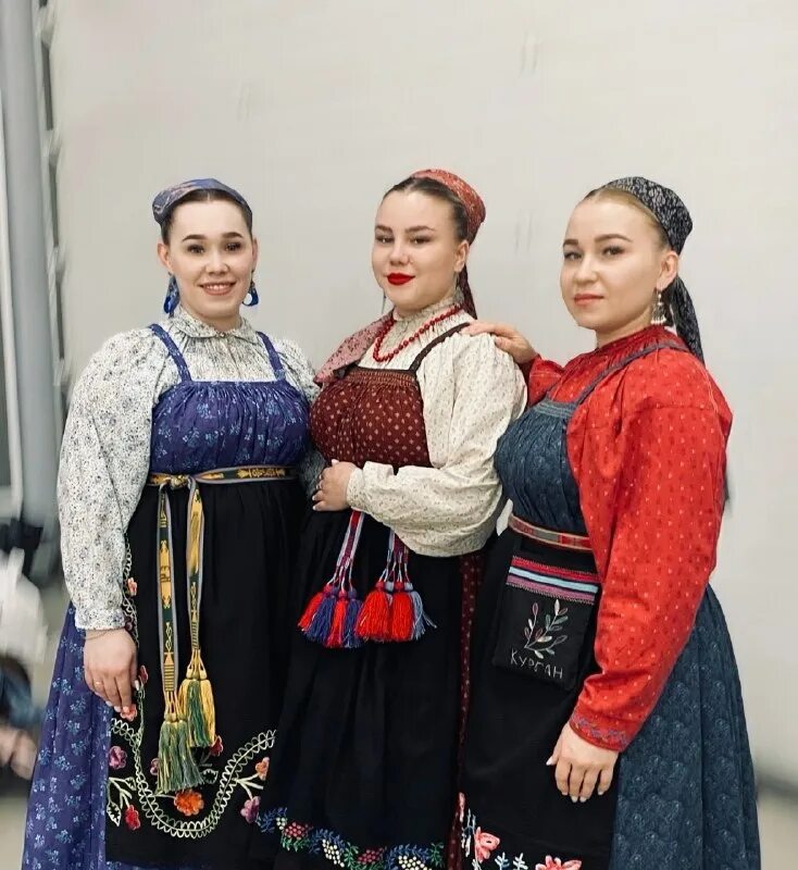 Девка - краса, чудо коса. Анастасия брагина ансамбль цветень. Цветень ансамбль курган. Фолк ансамбль цветень. Традиционная одежда.