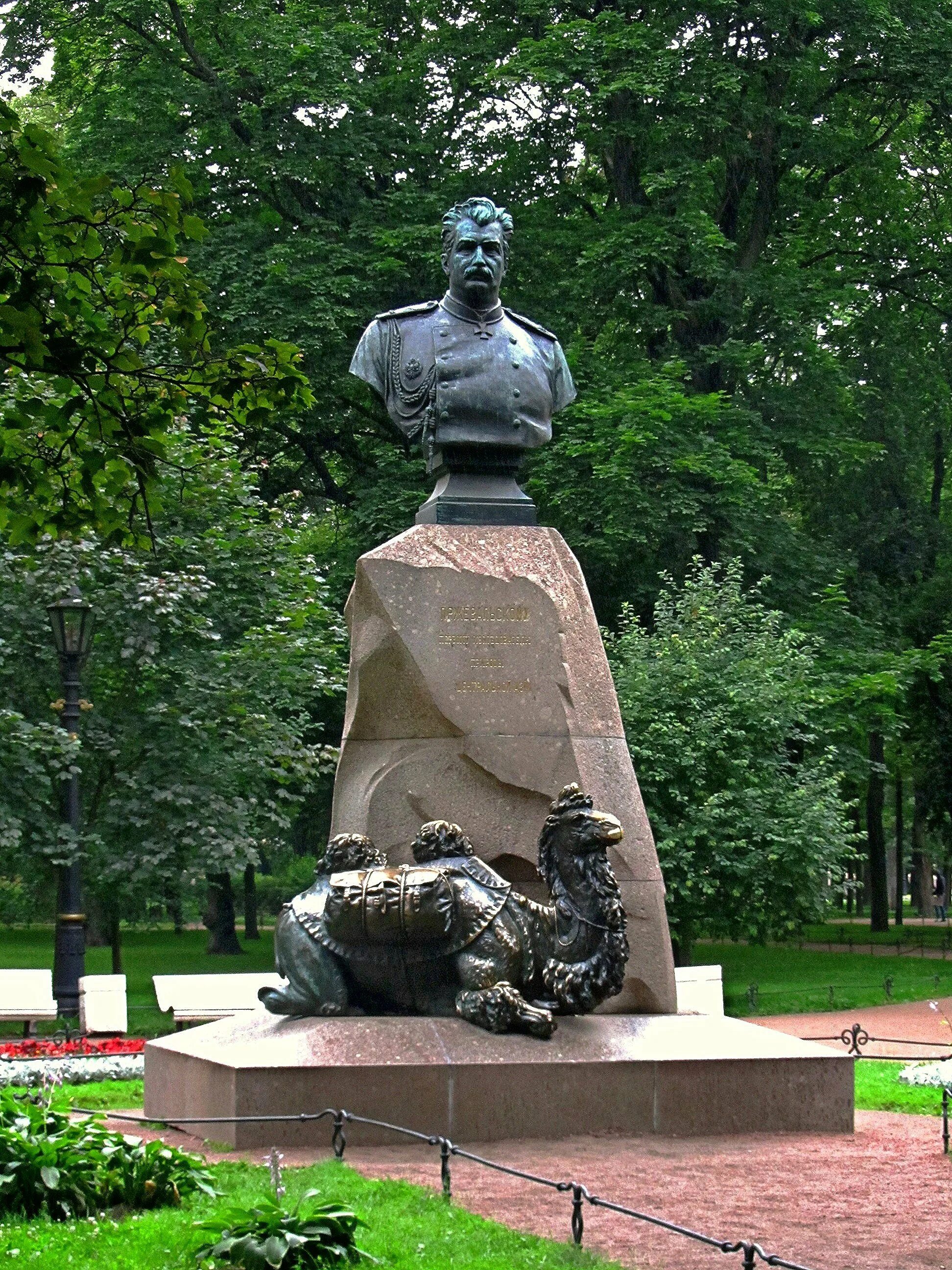 Пржевальский памятник в петербурге. Памятник пржевальскому в питере. памятник н.м пржевальскому. александровский сад памятник пржевальскому. александровский сад санкт-петербург памятник пржевальскому.
