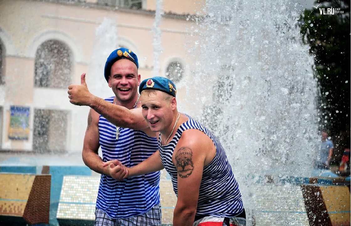 Воздушно-десантные войска (вдв). Пешков андрей николаевич союз десантников. Офицеры 51 полк вдв. Купание десантников в фонтанах. Вдв картинки.