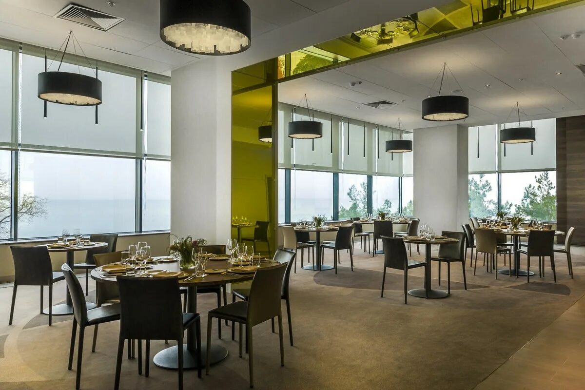 Pullman сочи центр. Pullman сочи ресторан. pullman mercure сочи. отель pullman сочи центр 5*. pullman sochi center банкетный зал.