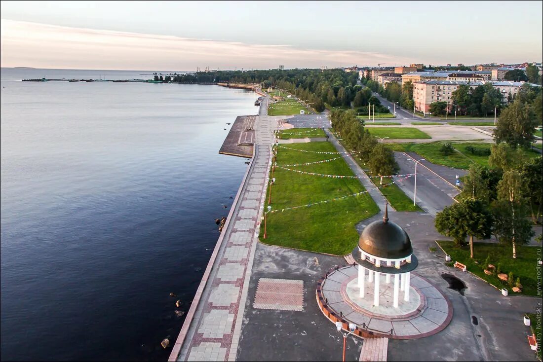 Петрозаводск сайт города. Столица Карелии Петрозаводск. Карелия Петрозаводск набережная. Памятники Петрозаводска столицы Карелии. Петрозаводск центр набережная.