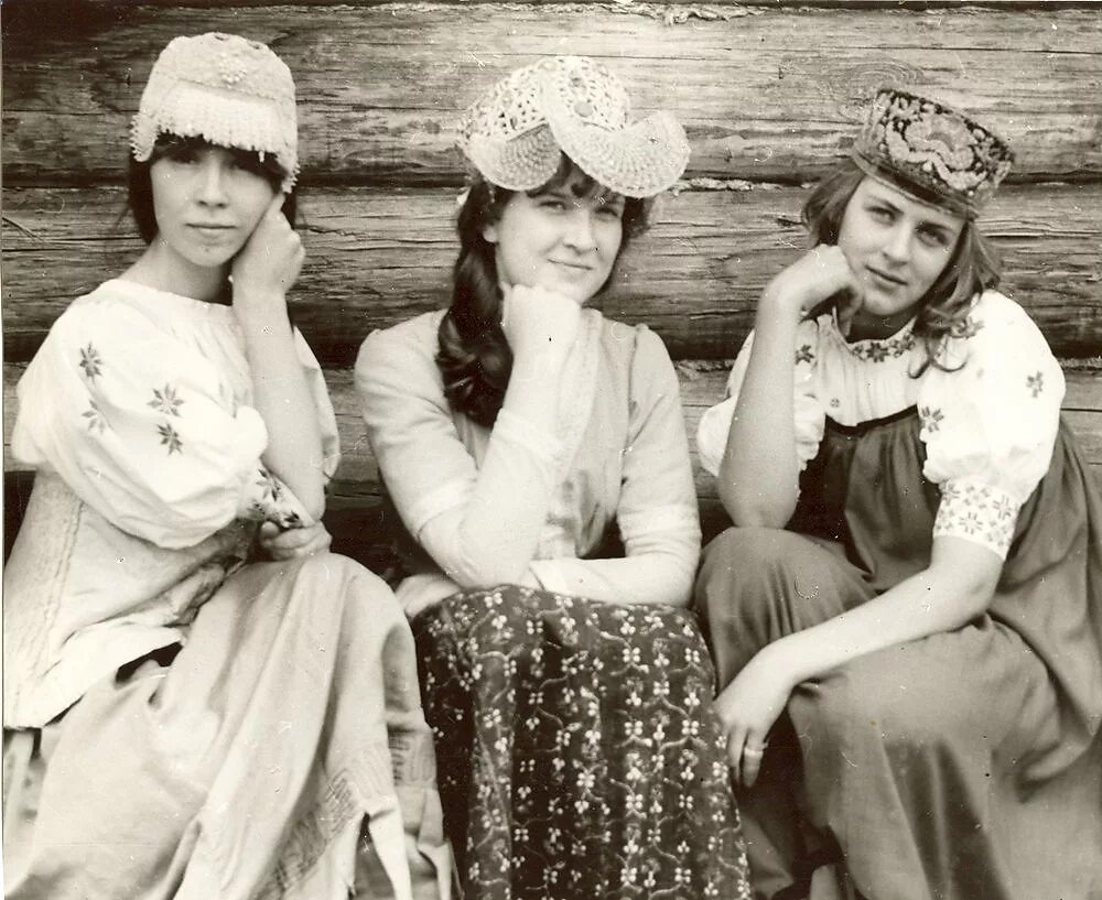 Три девицы современная. Три девицы фото. три красотки. старая фотография трех девушек.