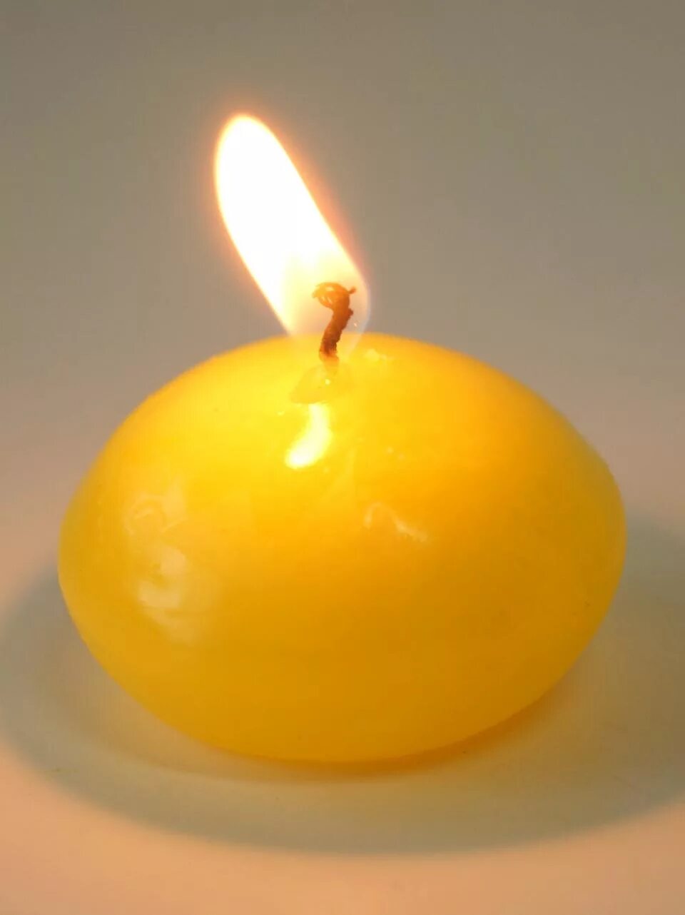 Желтая свеча. Плавающие свечи. Свеча парафиновая желтая. Желтая свеча Эстетика. Красный желтый свечи