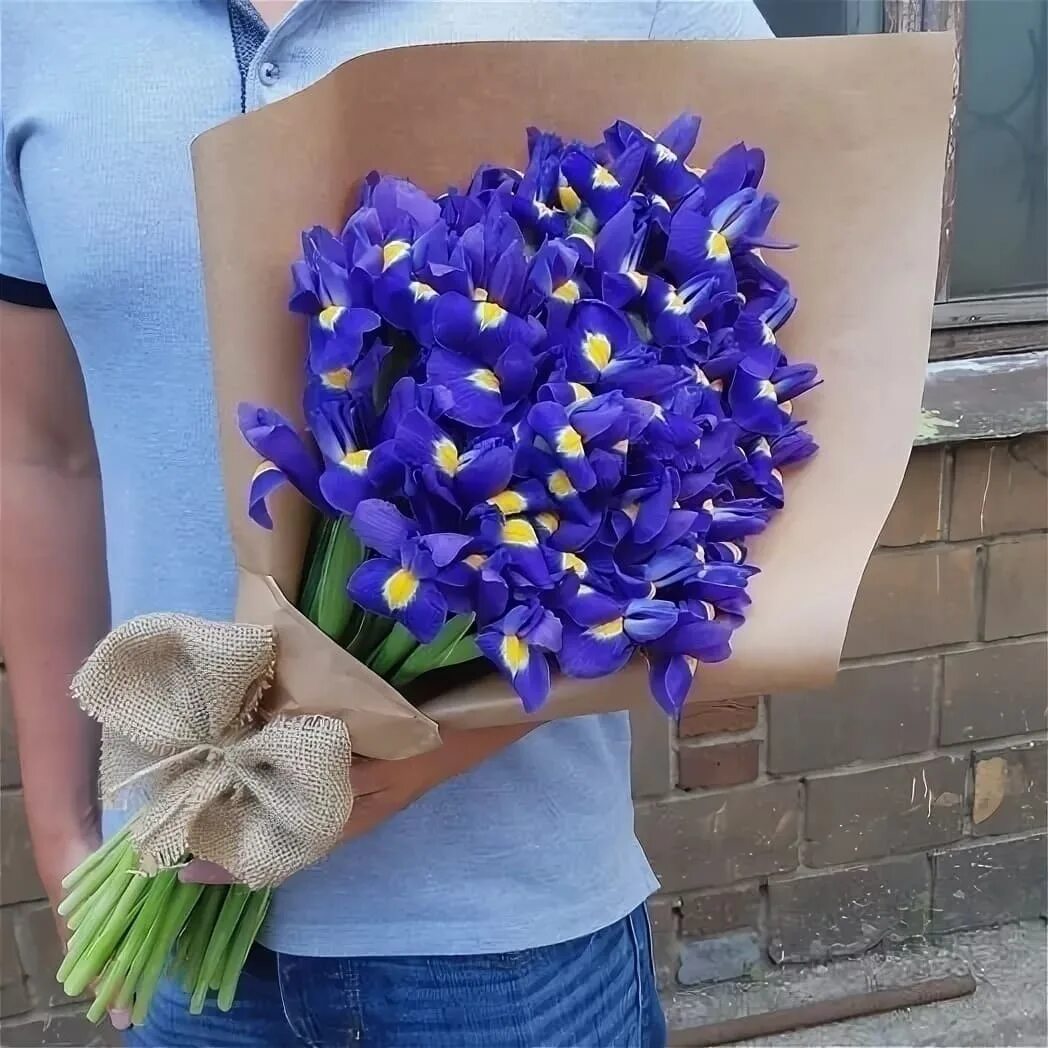 ирис 21. ирис 21. букет из 21 ириса. ирисы букет 21. букет ирисов в крафте.