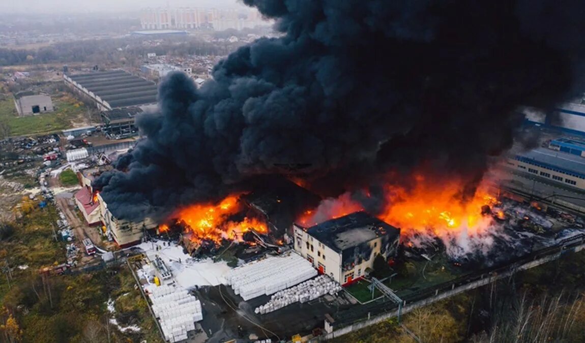 Крупный пожар. Пожар в Твери сегодня. Пожар на производстве. Сильный пожар.