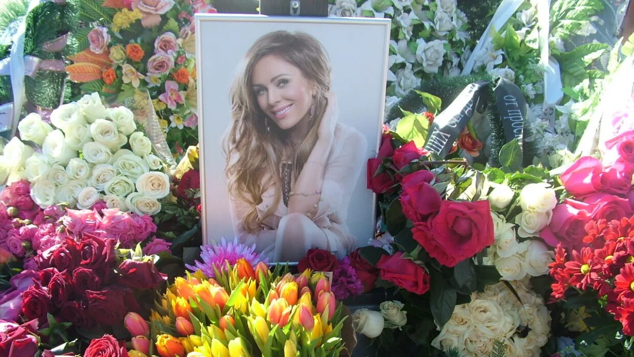 Троекуровское кладбище юлия началова. Дочь умершей певицы. Лариса долина на могиле юлии началовой. Юлия началова и долина. Дочь умершей певицы.