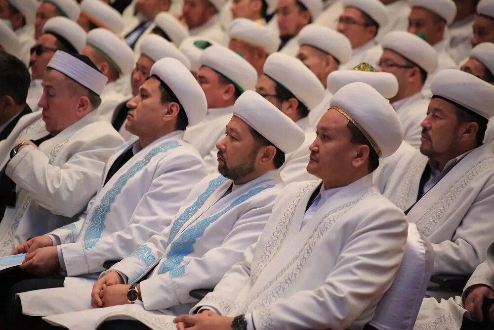 Какие мусульмане в казахстане. Мусульмане Казахстана. Казахи мусульмане. Казахи в мечети.