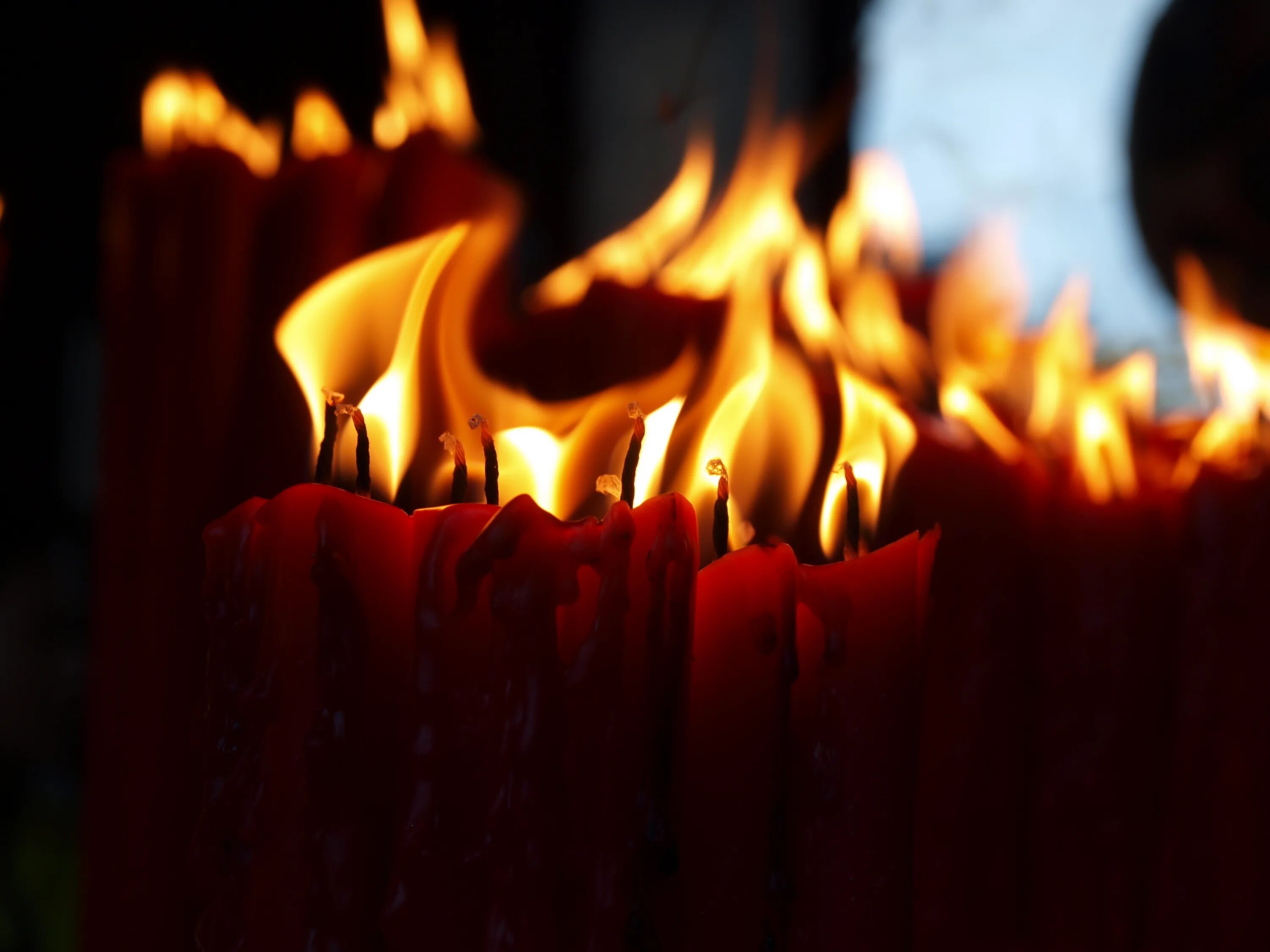 Свеча высокое пламя. Горящие свечи. Огонь свечи. В пламени свечи. Красный огонь свечи.