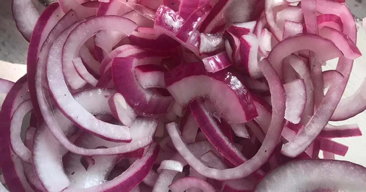 Лук маринованный для шашлыка быстро и вкусно. Маринованный лук к шашлыку. шашлык с луком. шашлык с красным луком. красный лук колечки.