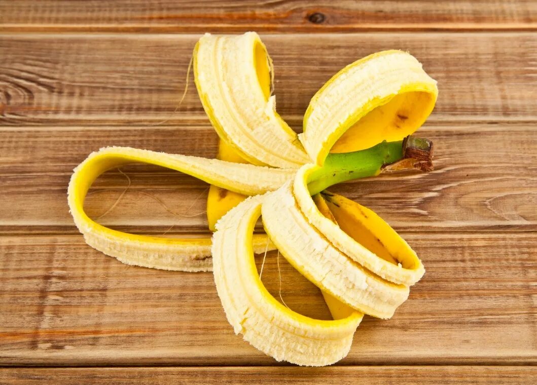 Рецепт банановой кожуры. Кожура банана. Кожура от банана. Шкурка от банана. Шкурки от бананов.