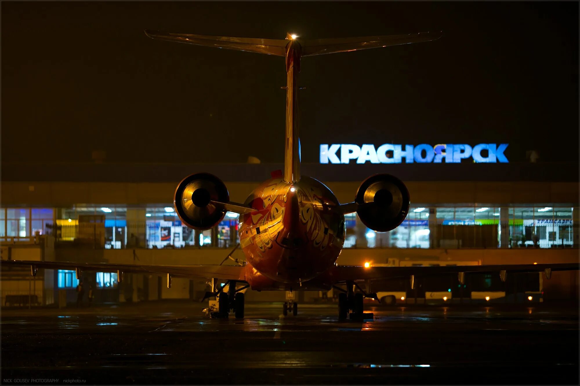 Аэропорт красноярск край. Аэропорт Емельяново Красноярск. Аэропорт Красноярск самолёты. Международный аэропорт Красноярск , KJA. Аэропорт Емельяново Красноярск самолеты.