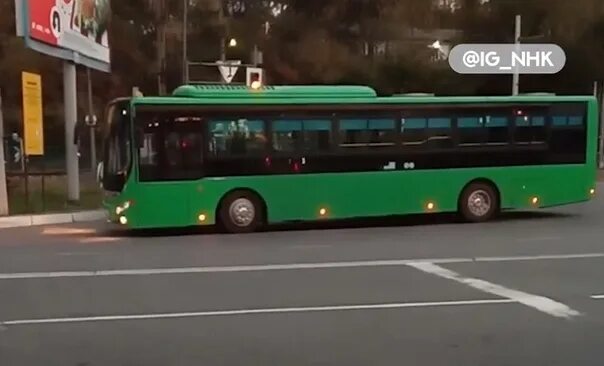 В какой момент автобус проезжал мимо дерева. Автобусы в находке. город автомобилей и автобусов. газовый автобус 11 автобусный парк. пустой. автобус. в. казани.