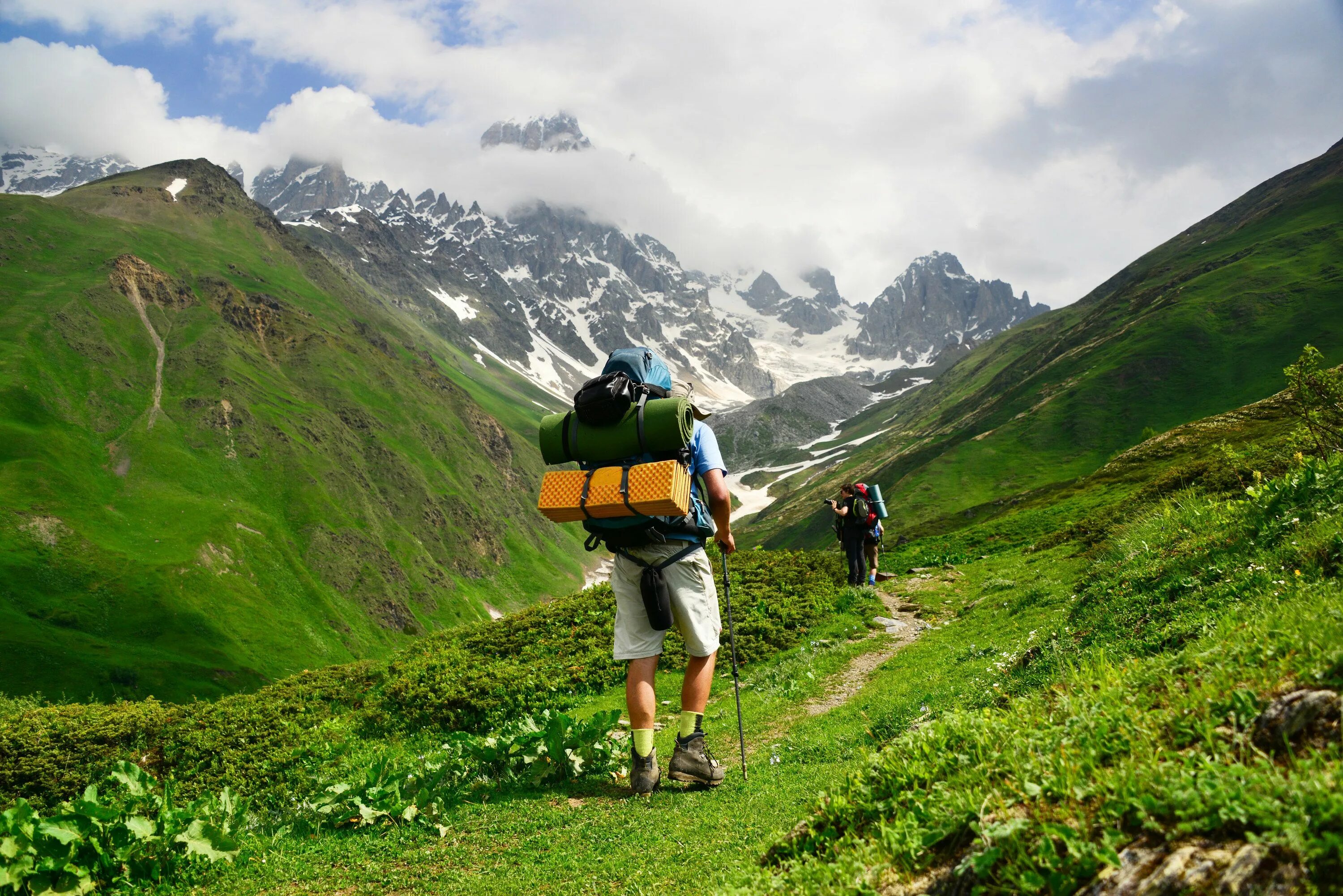 S way travel. Треккинг хайкинг. Треккинг (Пеший туризм). Горы Грузия треккинг. Пеший поход треккинг.