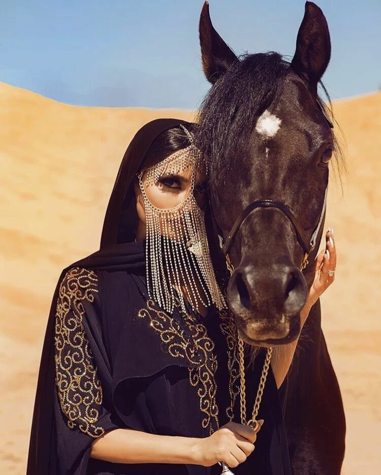 Мусульманские лошади. Арабская лошадь в пустыне. Арабские женщины на лошадях. Арабская девушка на коне. Мусульманка на коне.