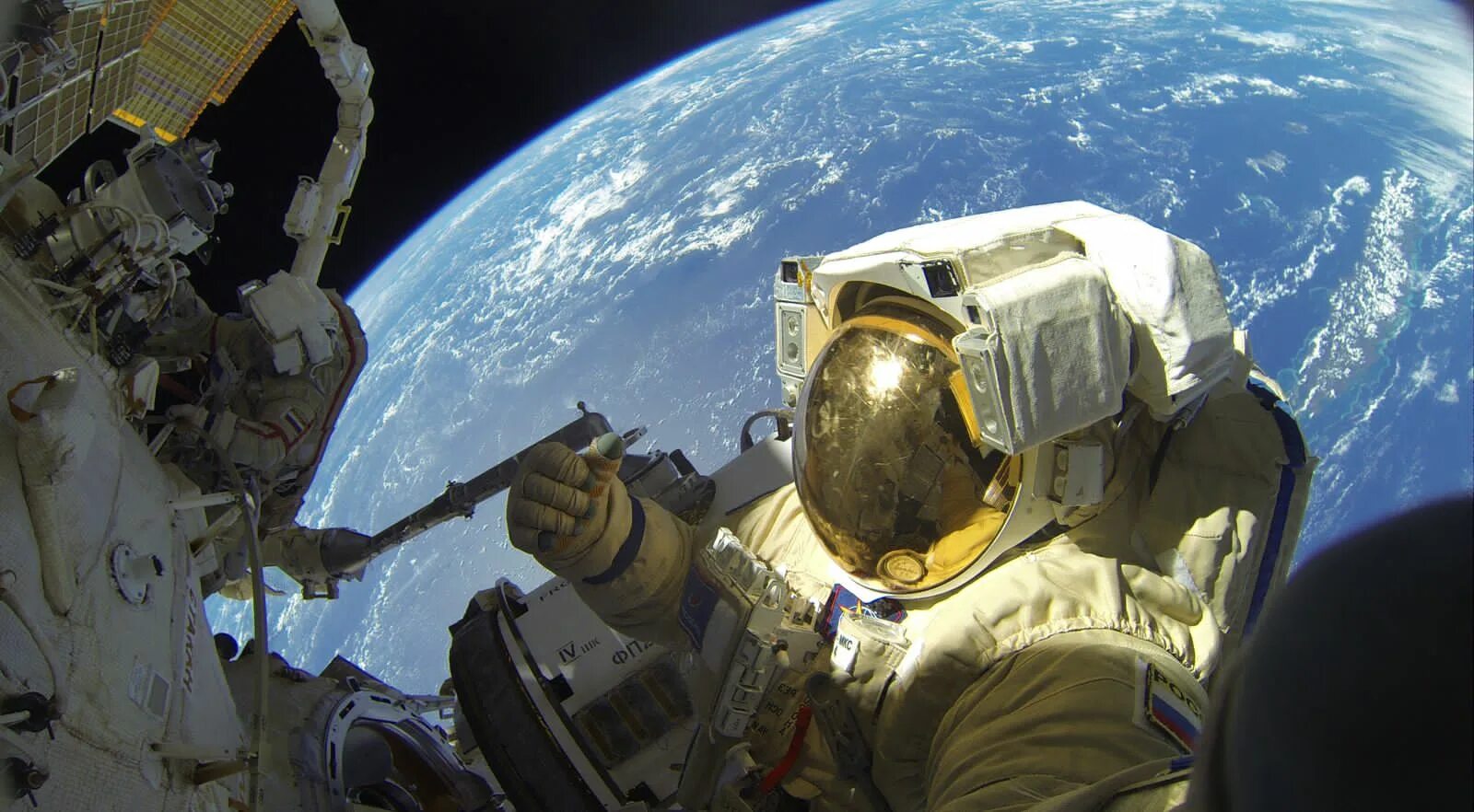 Какой космонавт первый вышел в космос. Орлан МКС 4. Скафандр Орлан МКС. Российские космонавты на МКС 2023. МКС открытый космос космонавты.