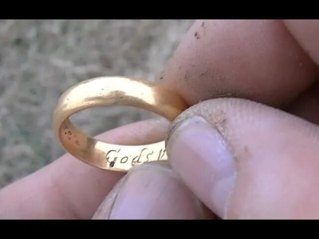 Почему почернели золотые кольца. Золотое кольцо найдено. Нашел золотое кольцо металлоискателем. Находки перстней. Потемневшее золото.