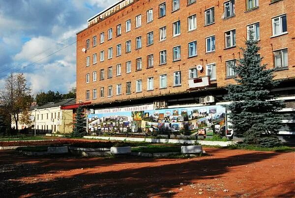 Кингисеппский городской сайт. Доска почёта Кингисепп. Кингисепп Иванова 28 гостиница. Кингисепп фото зданий. Кингисеппская городская библиотека.