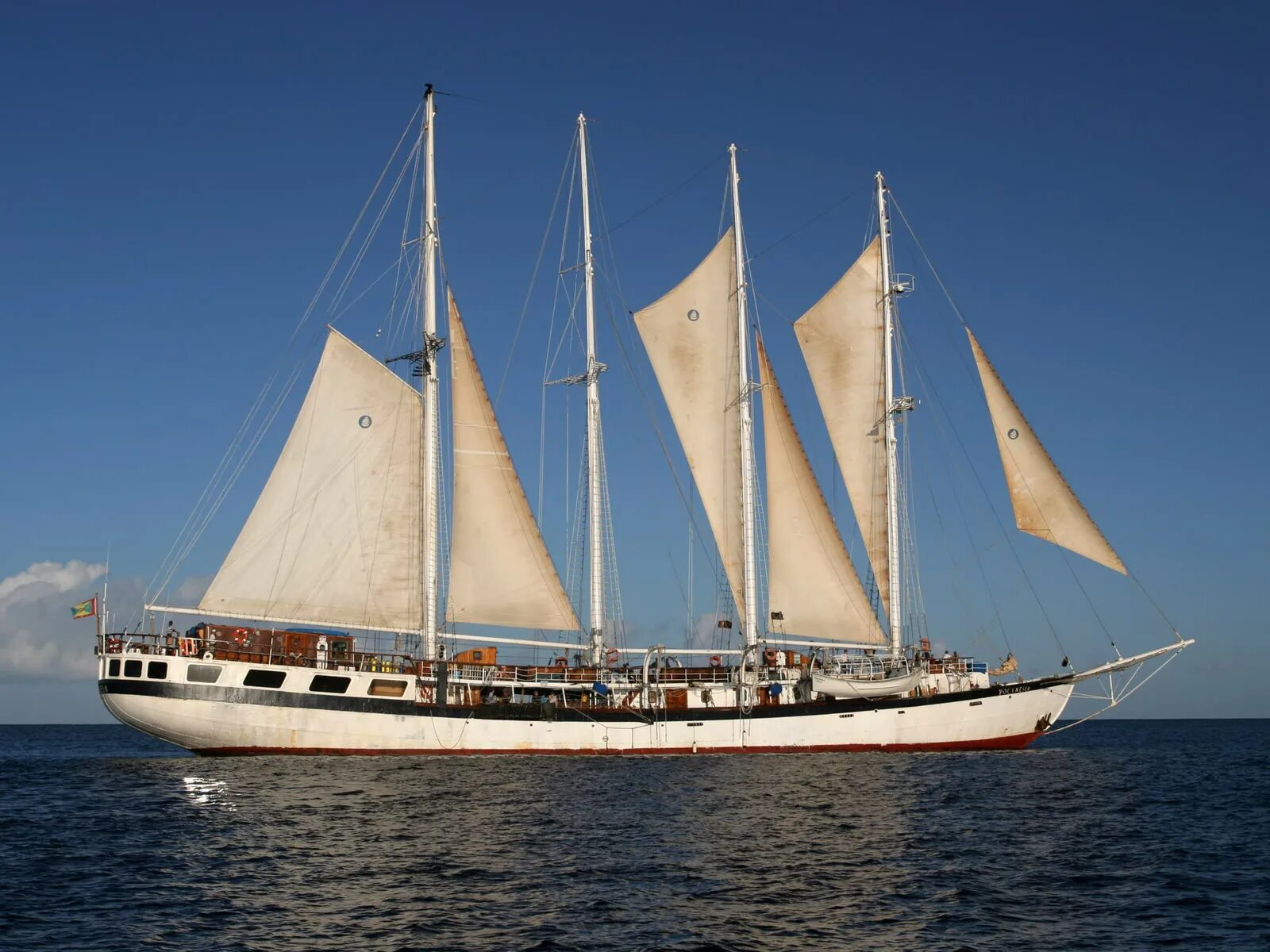 Sails travel. Пара за штурвалом яхты. Go sailing. Traveler яхтинг. Турция под парусом.