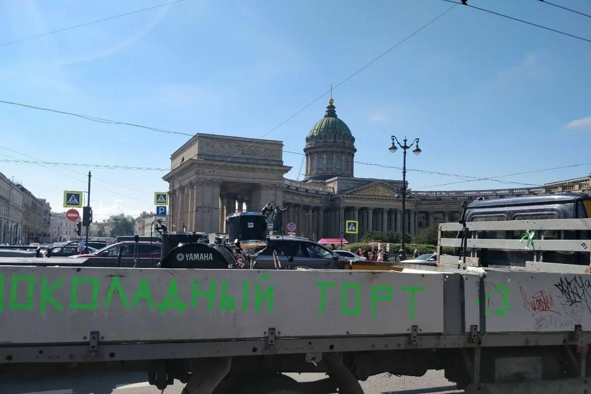 Жилет журналиста. Новости спб мк. Пожарная 25. Грузовики с музыкой на невском проспекте. Новости спб мк.