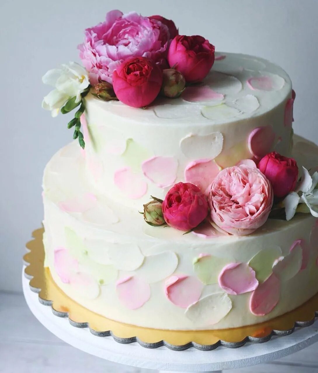 Украсить торт живыми. Свадебный торт крем чиз. Двухъярусный торт крем чиз. Торт с цветами. Торт с живыми цветами.