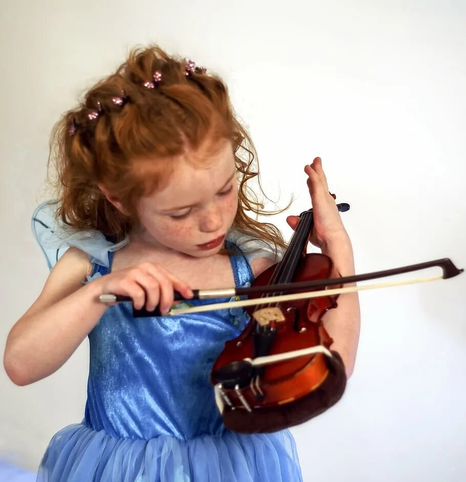 Музыкальные инструменты дома. Дети играющие на музыкальных инструментах. муз инструменты для детей. ребенок играющий на музыкальном инструменте. человек играющий на музыкальном инструменте.