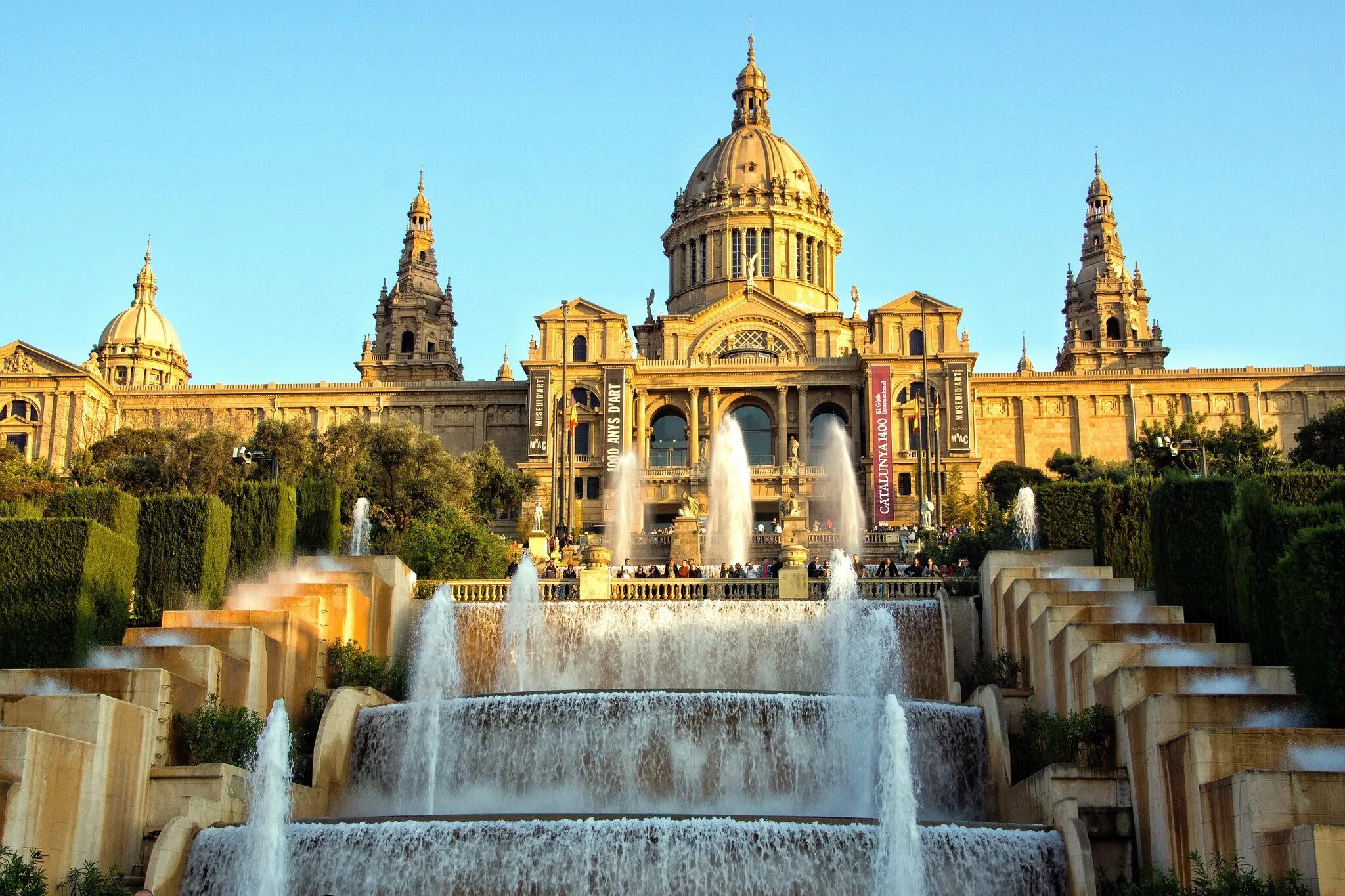 Какие основные достопримечательности. Дворец Монжуик в Барселоне. Национальный дворец (Барселона). Национальный музей Каталонии в Барселоне и фонтаны.