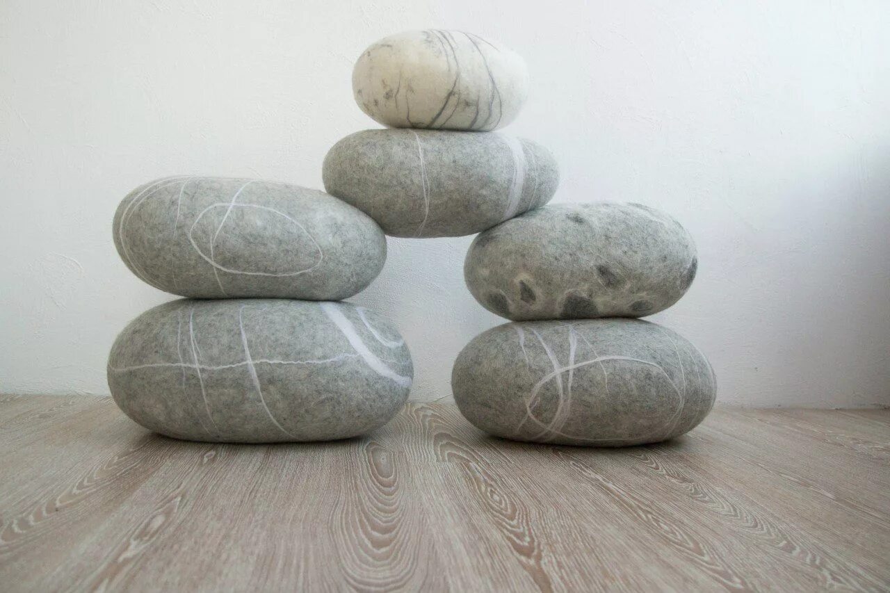 Felt stone. Katsu камни пуфы. Пуфы камни из Войлока. Камни подушки из Войлока. Пуфик камень из Войлока.