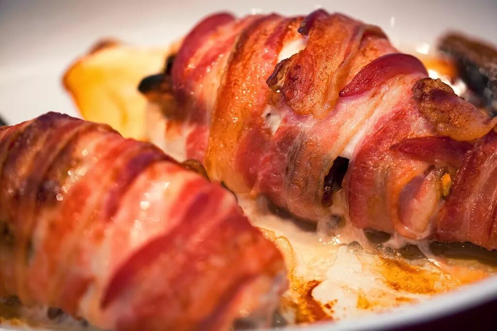 обернуть в бекон. рулетики с беконом. куриная грудка завернутая в бекон. филе в беконе в духовке. грудки в беконе рецепт в духовке.