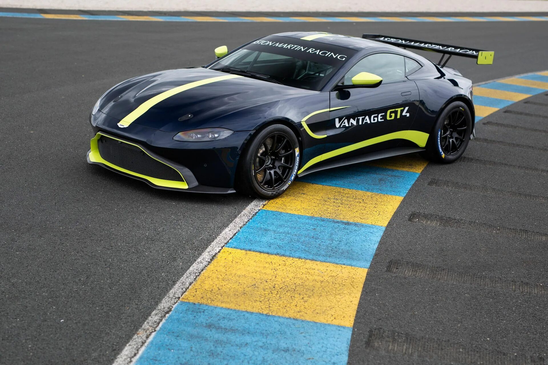 Gt 4 функции. Aston Martin Vantage gt4. Aston Martin Vantage Amr gt3. Aston Martin Vantage 2021 Race. Aston Martin Vantage 2022.