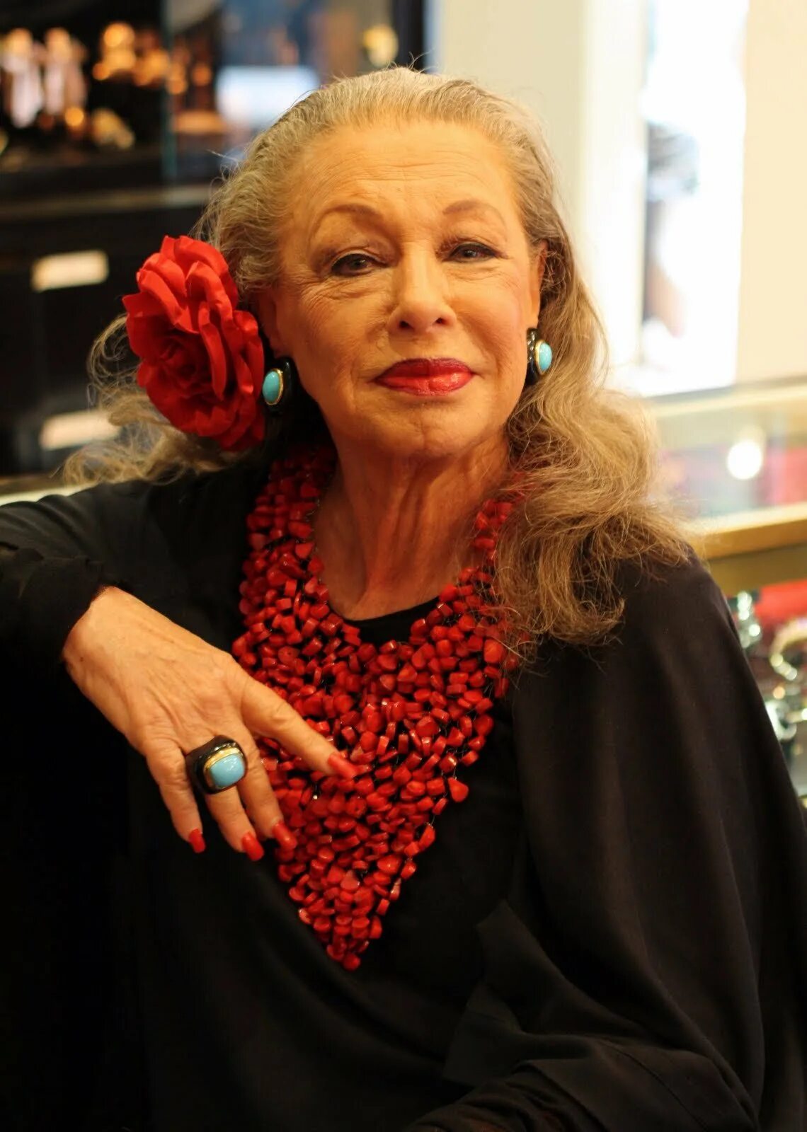 ухоженные бабушки. ухоженные бабушки. ухоженные бабушки. дафна хикс grey hair. немолодая женщина.